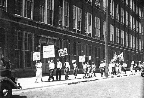 Auto-Lite strikers gathered in a demonstration